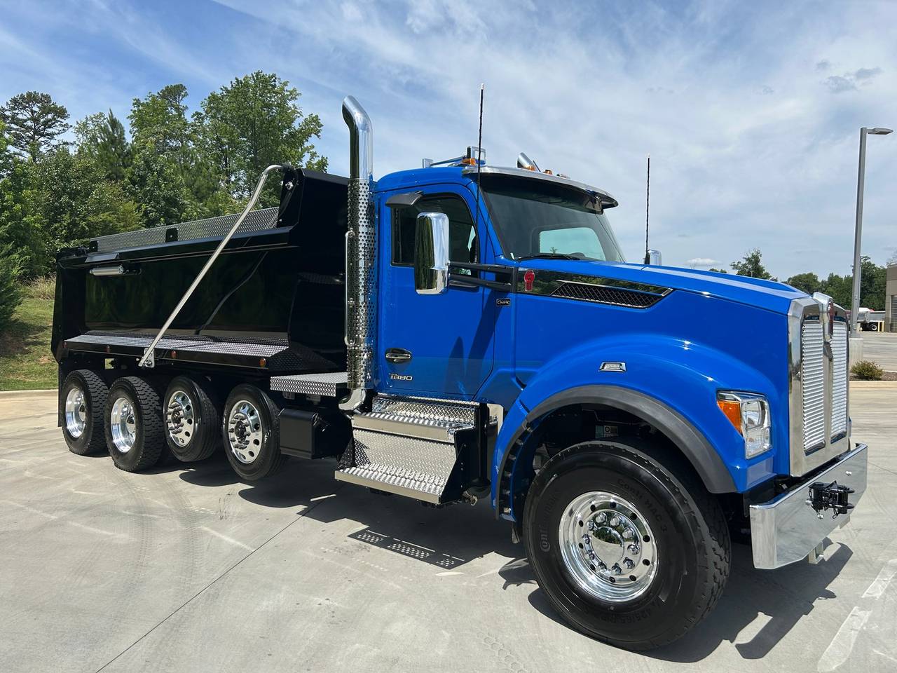 2027 Kenworth T880S Quad Axle Dump Truck, exterior photo 1