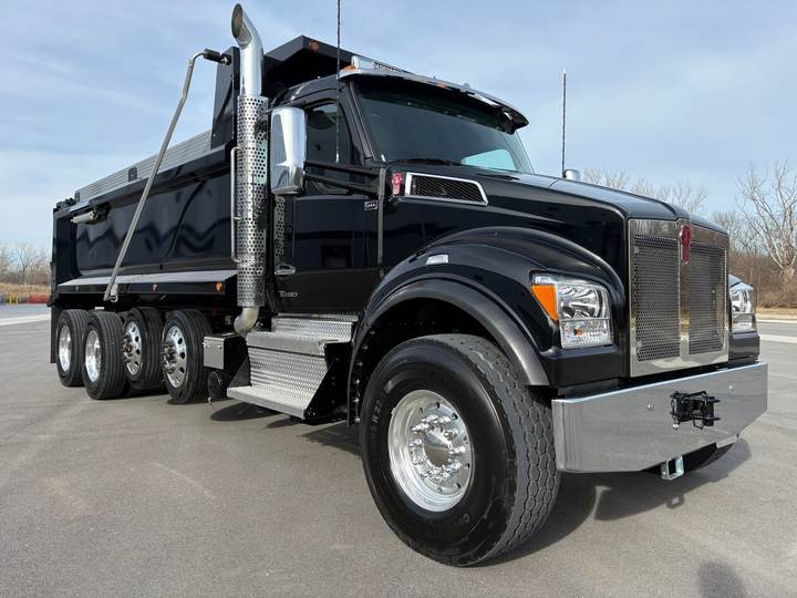 2027 Kenworth T880S Quad Axle Dump Truck, exterior photo 1