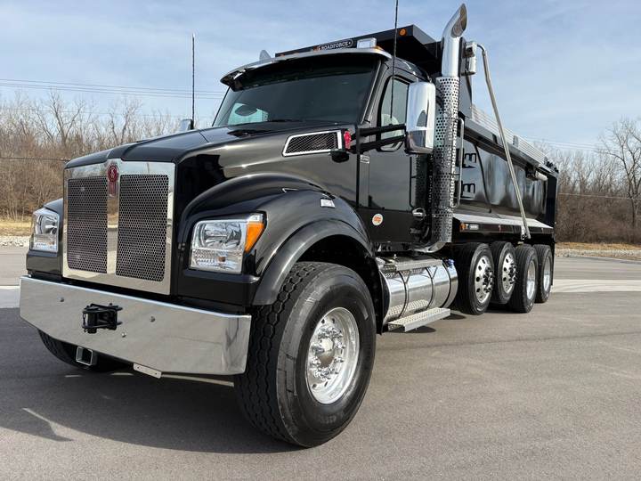 2027 Kenworth T880S Quad Axle Dump Truck, exterior photo 2