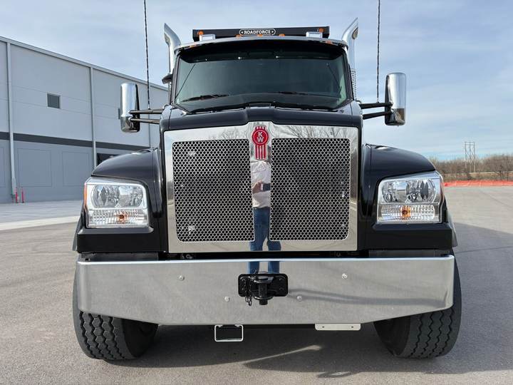 2027 Kenworth T880S Quad Axle Dump Truck, exterior photo 7