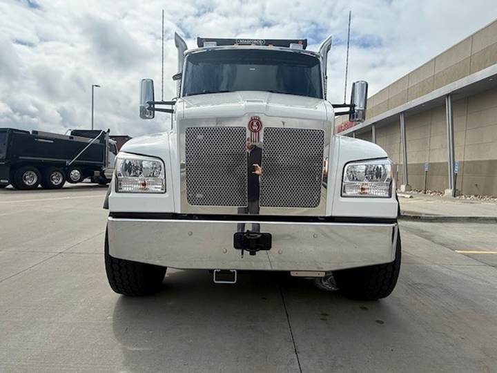 2027 Kenworth T880S Quad Axle Dump Truck, exterior photo 2