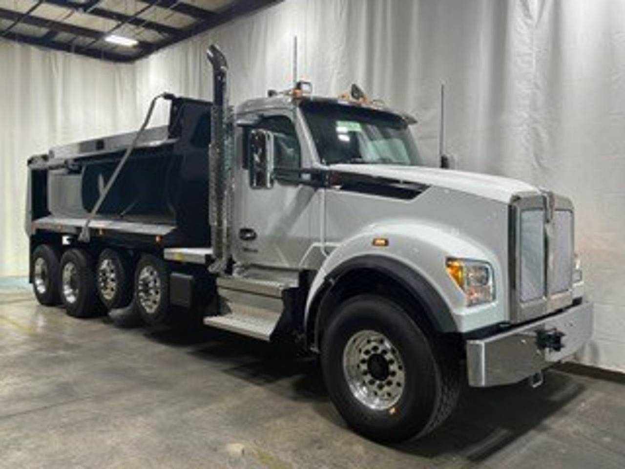 2027 Kenworth T880S Quad Axle Dump Truck, exterior photo 1