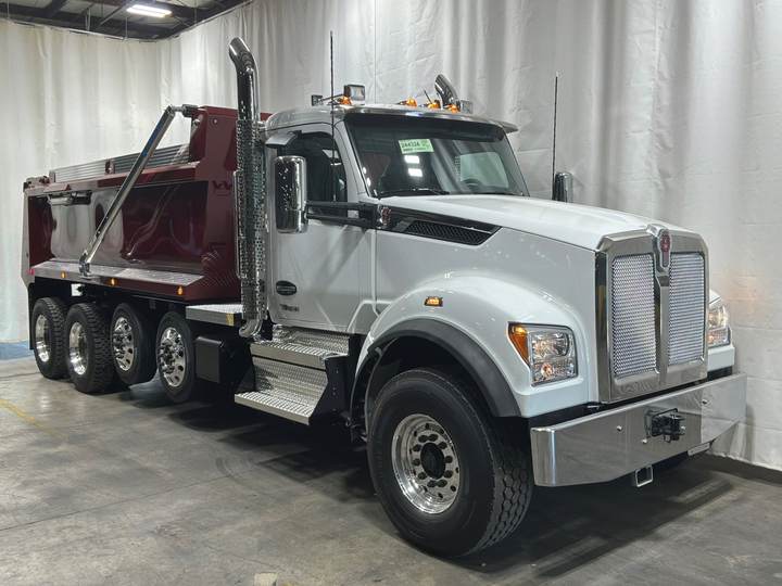 2027 Kenworth T880S Quad Axle Dump Truck, exterior photo 1