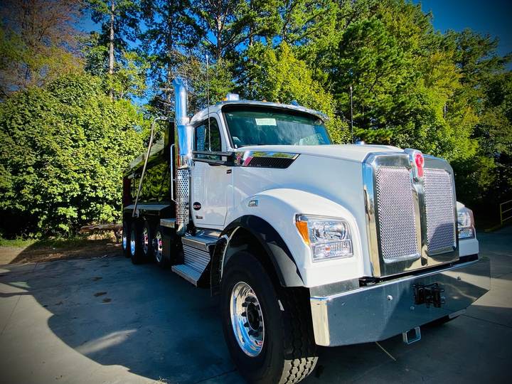 2027 Kenworth T880S Quad Axle Dump Truck, exterior photo 1