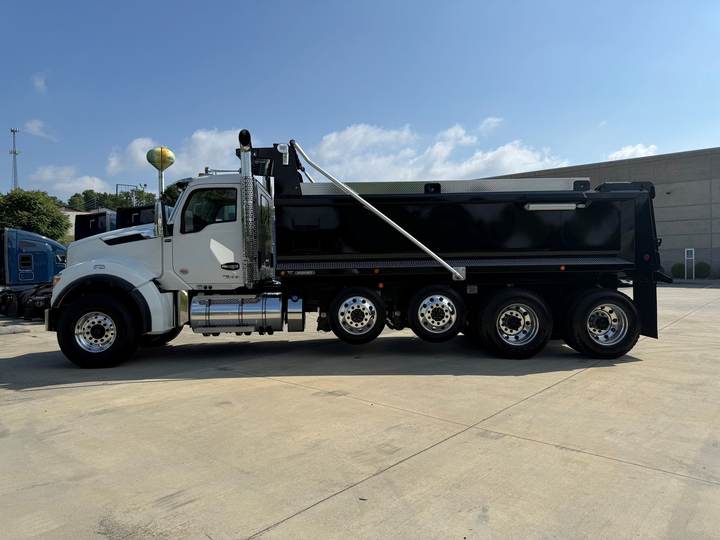 2027 Kenworth T880S Quad Axle Dump Truck, exterior photo 3