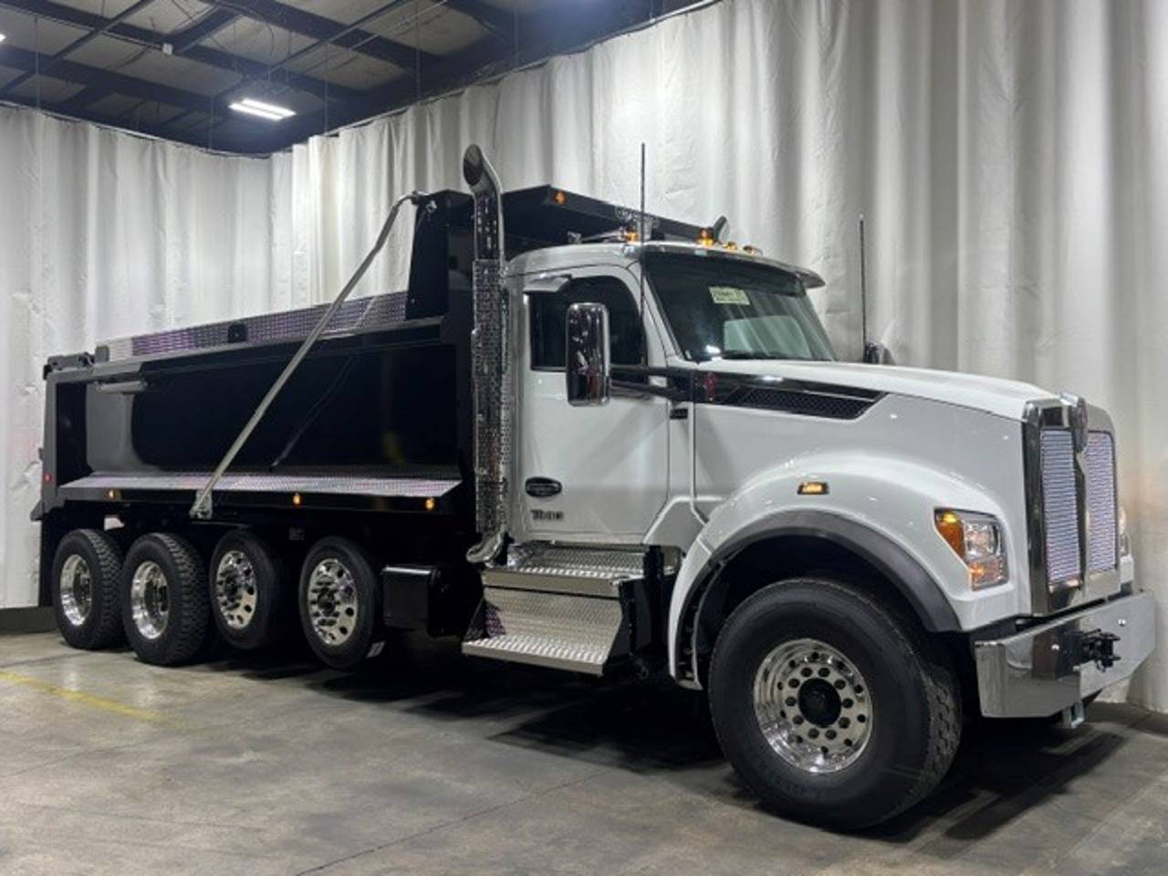 2027 Kenworth T880S Quad Axle Dump Truck, exterior photo 1