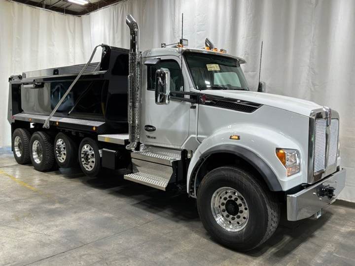 2027 Kenworth T880S Quad Axle Dump Truck, exterior photo 1