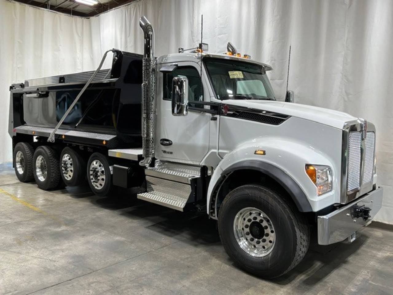 2027 Kenworth T880S Quad Axle Dump Truck, exterior photo 1