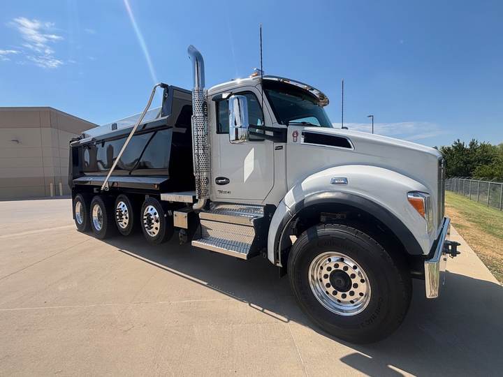 2027 Kenworth T880S Quad Axle Dump Truck, exterior photo 1
