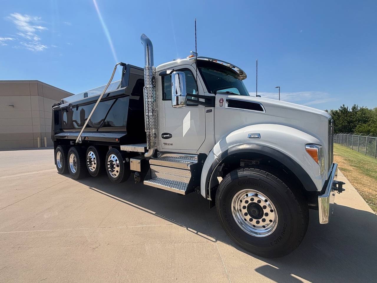 2027 Kenworth T880S Quad Axle Dump Truck, exterior photo 1