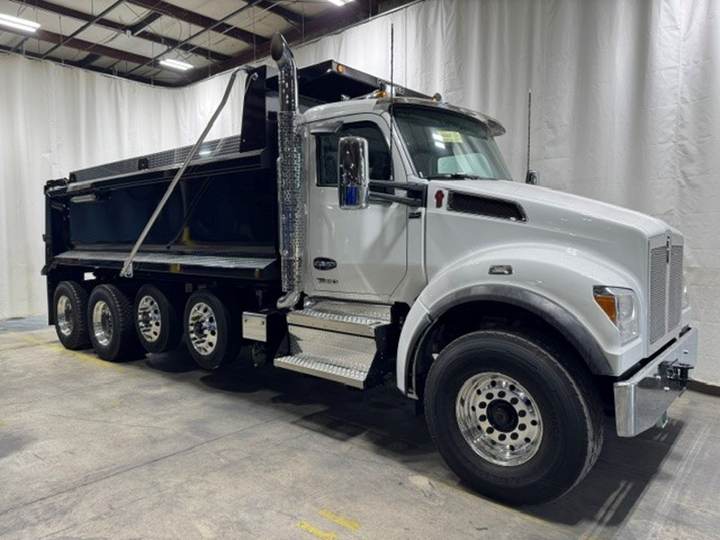 2027 Kenworth T880S Quad Axle Dump Truck, exterior photo 1