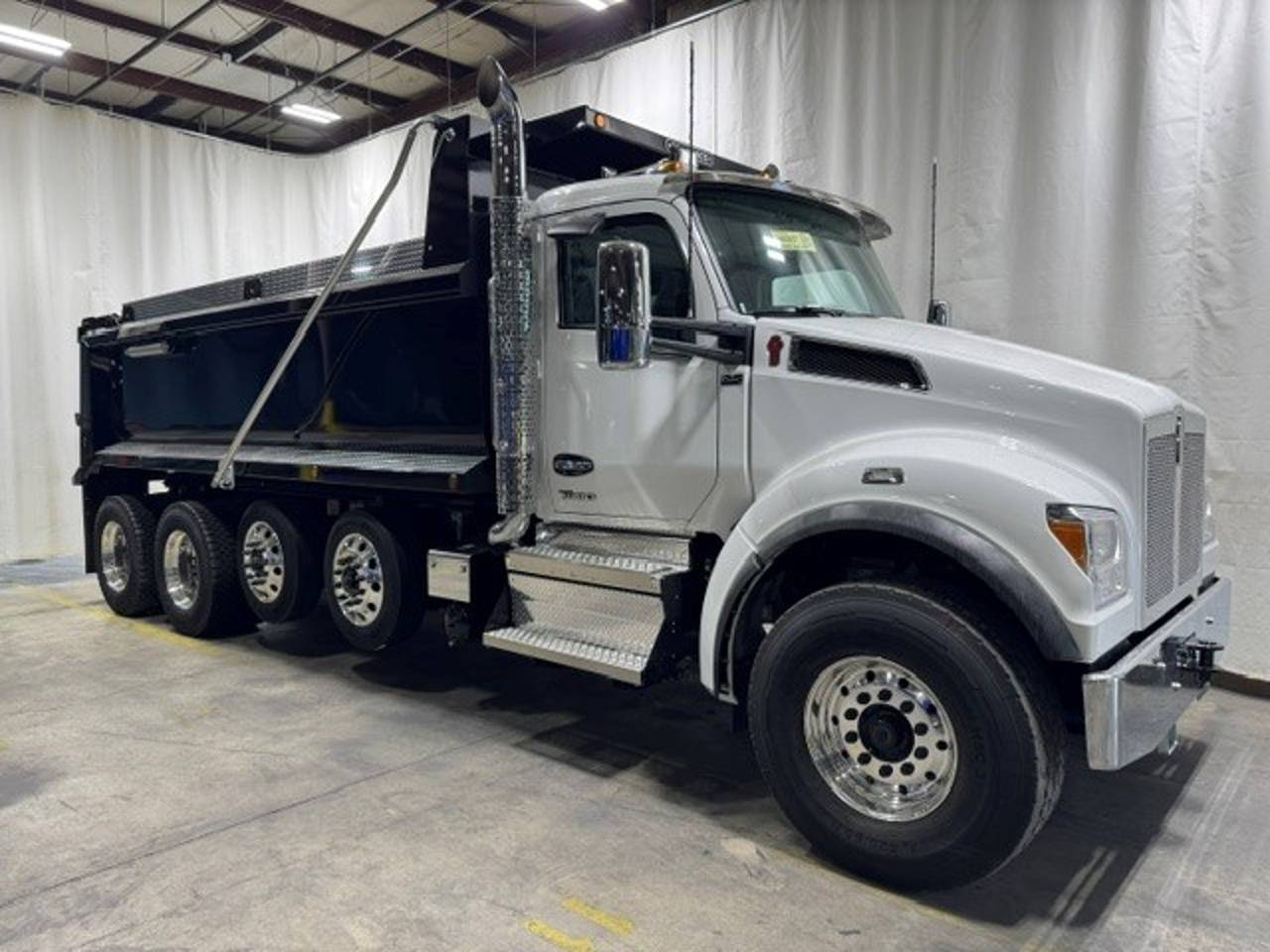 2027 Kenworth T880S Quad Axle Dump Truck, exterior photo 1