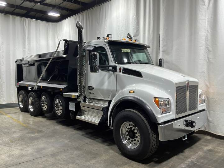 2027 Kenworth T880S Quad Axle Dump Truck, exterior photo 1