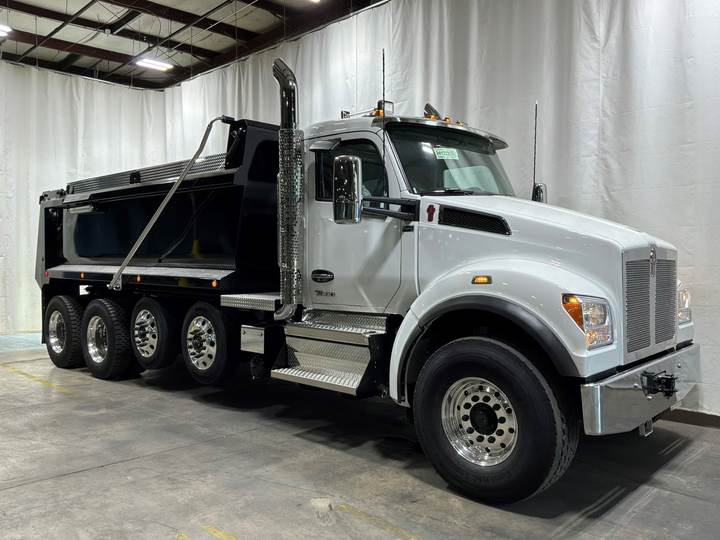 2027 Kenworth T880S Quad Axle Dump Truck, exterior photo 1