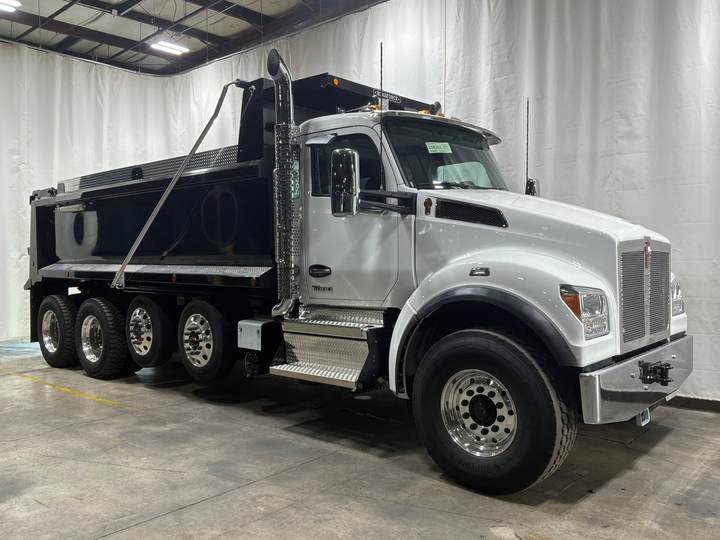 2027 Kenworth T880S Quad Axle Dump Truck, exterior photo 1
