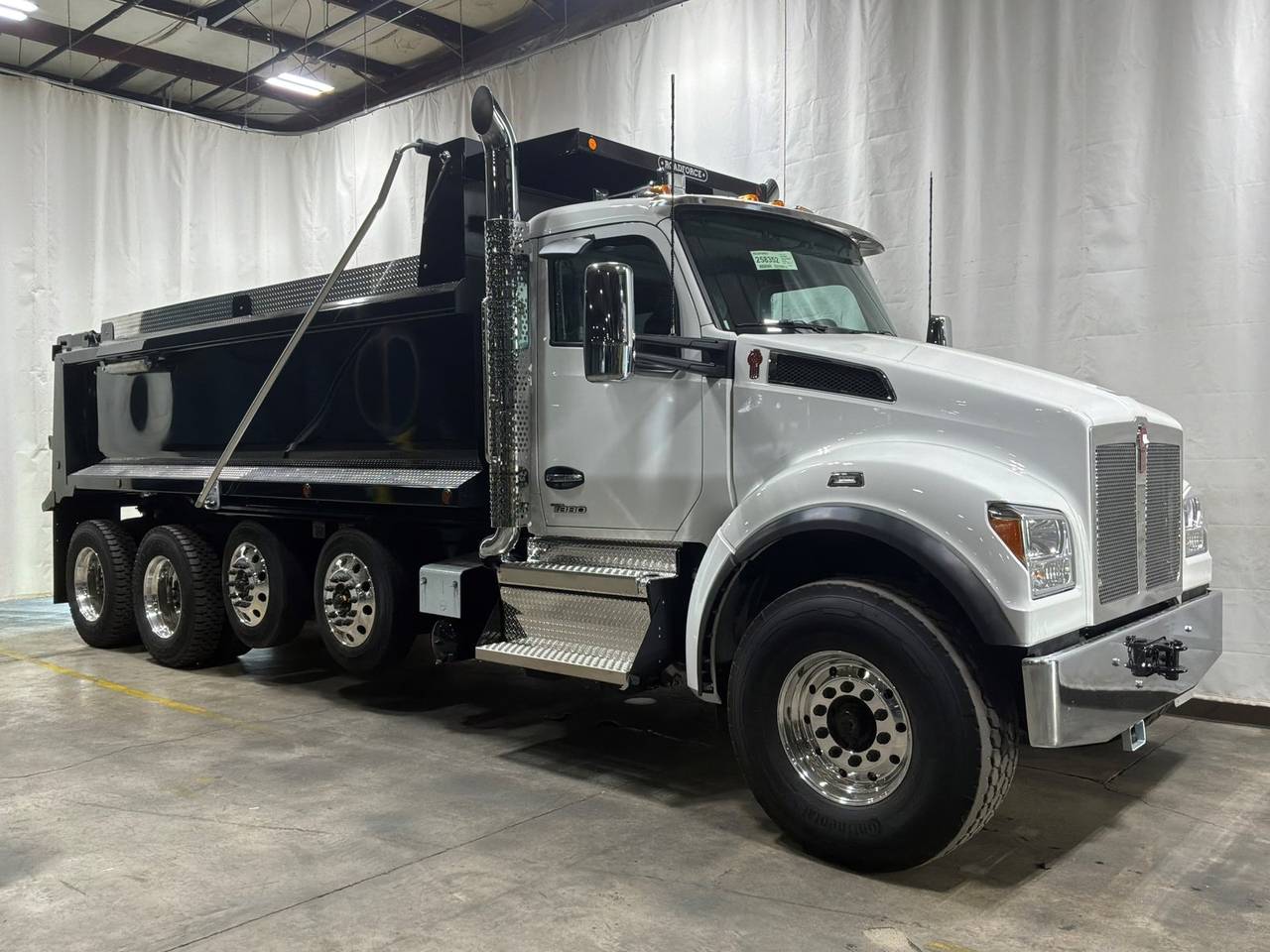 2027 Kenworth T880S Quad Axle Dump Truck, exterior photo 1