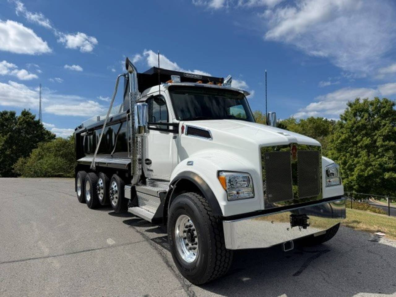 2027 Kenworth T880S Quad Axle Dump Truck, exterior photo 1