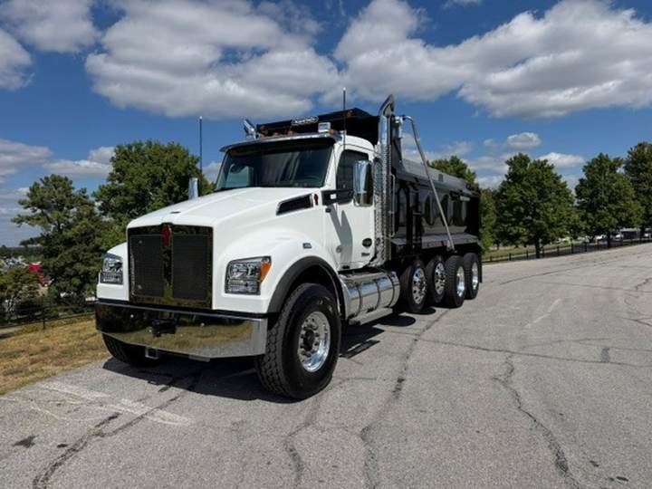2027 Kenworth T880S Quad Axle Dump Truck, exterior photo 2