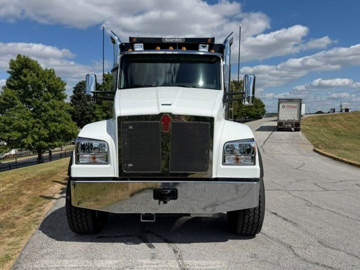 2027 Kenworth T880S Quad Axle Dump Truck, exterior photo 4