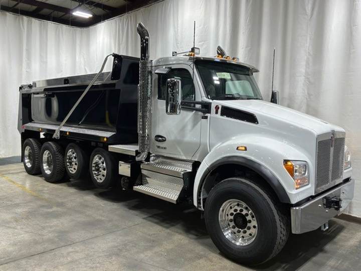 2027 Kenworth T880S Quad Axle Dump Truck, exterior photo 1