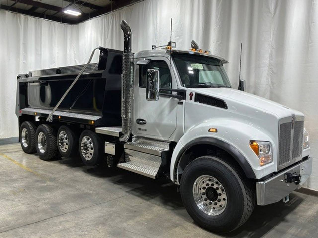 2027 Kenworth T880S Quad Axle Dump Truck, exterior photo 1