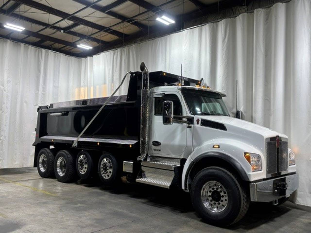 2027 Kenworth T880S Quad Axle Dump Truck, exterior photo 1