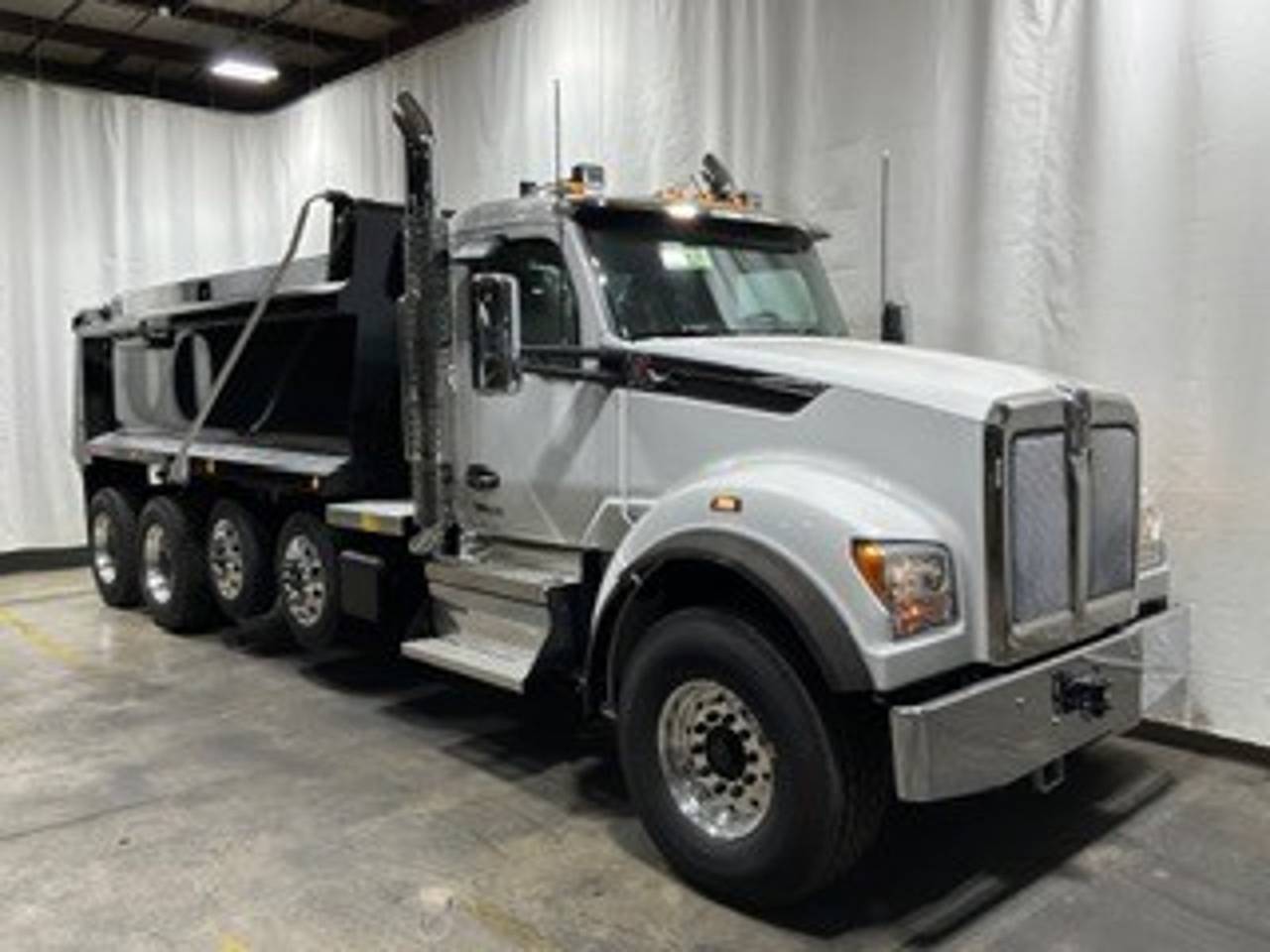 2027 Kenworth T880S Quad Axle Dump Truck, exterior photo 1