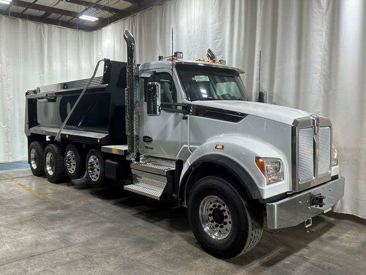 2027 Kenworth T880S Quad Axle Dump Truck, exterior photo 1