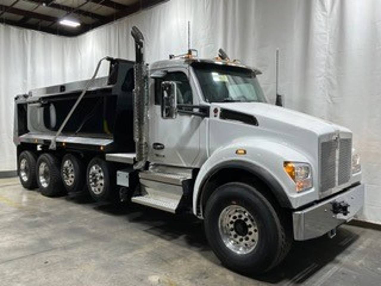 2027 Kenworth T880S Quad Axle Dump Truck, exterior photo 1
