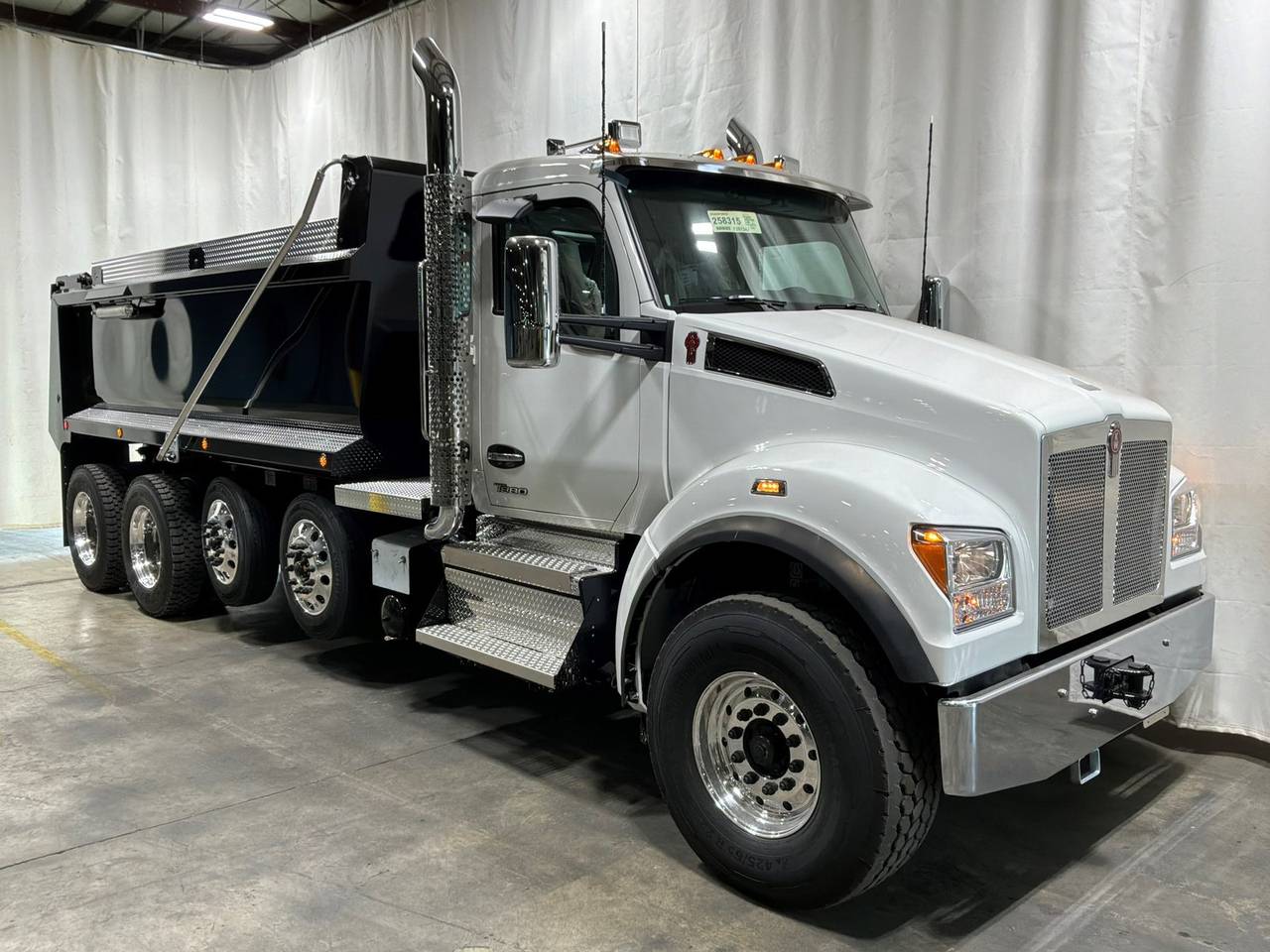 2027 Kenworth T880S Quad Axle Dump Truck, exterior photo 1