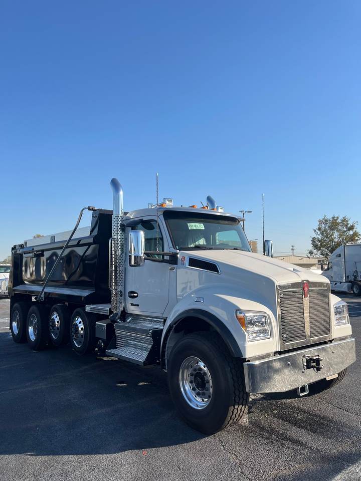 2027 Kenworth T880S Quad Axle Dump Truck, exterior photo 1