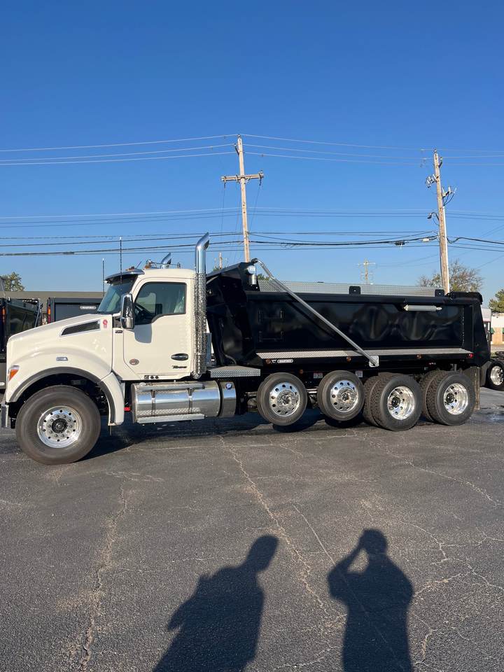 2027 Kenworth T880S Quad Axle Dump Truck, exterior photo 3