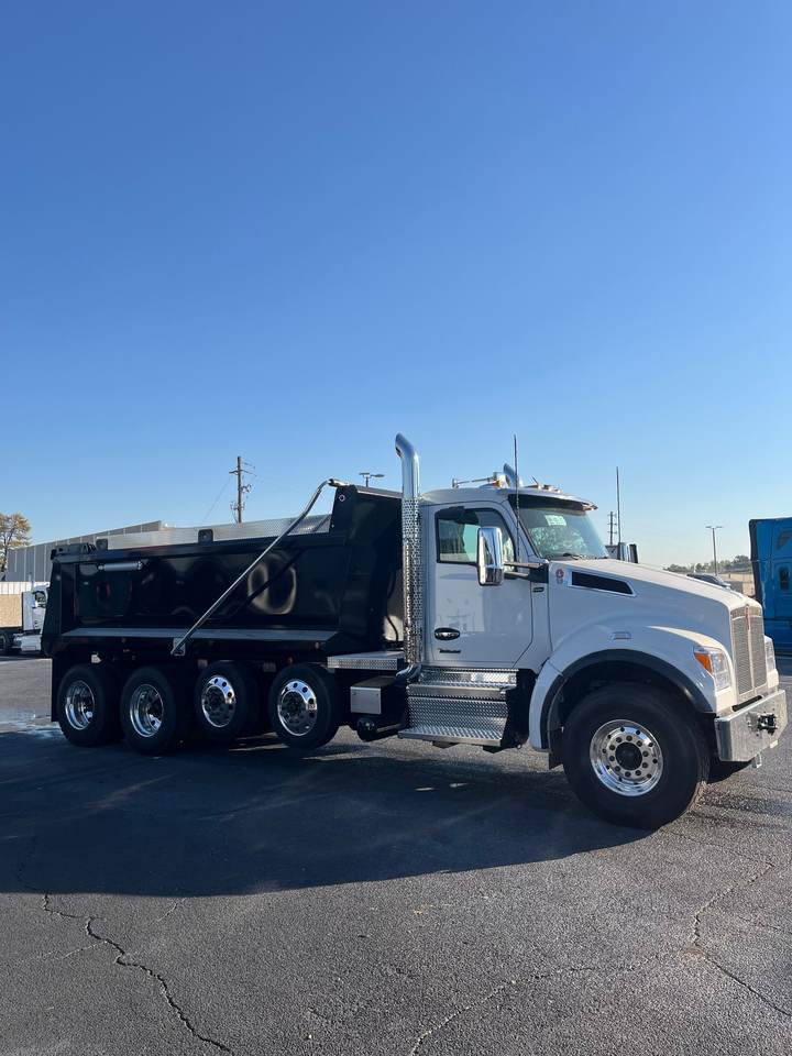 2027 Kenworth T880S Quad Axle Dump Truck, exterior photo 4