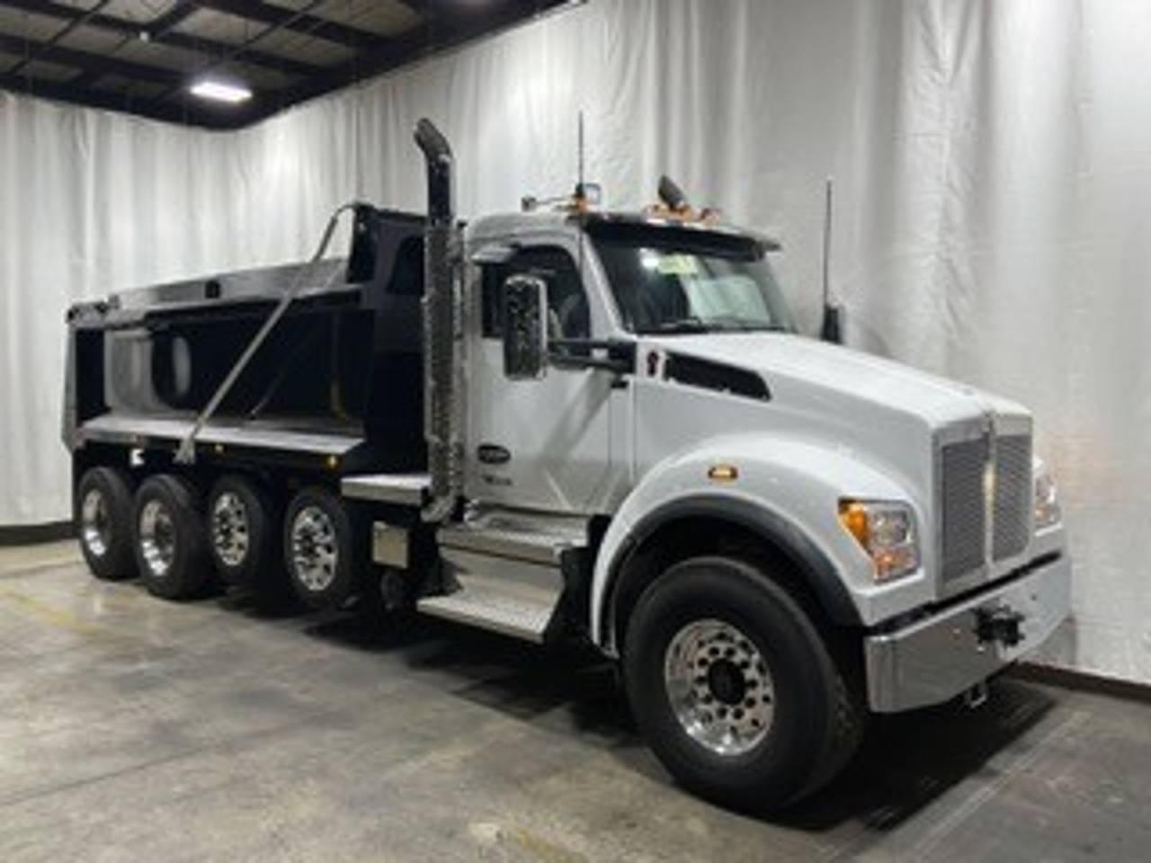2027 Kenworth T880S Quad Axle Dump Truck, exterior photo 1