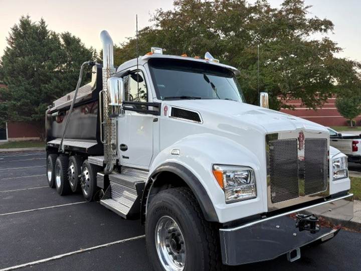 2027 Kenworth T880S Quad Axle Dump Truck, exterior photo 1