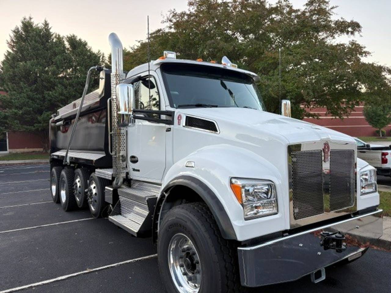 2027 Kenworth T880S Quad Axle Dump Truck, exterior photo 1