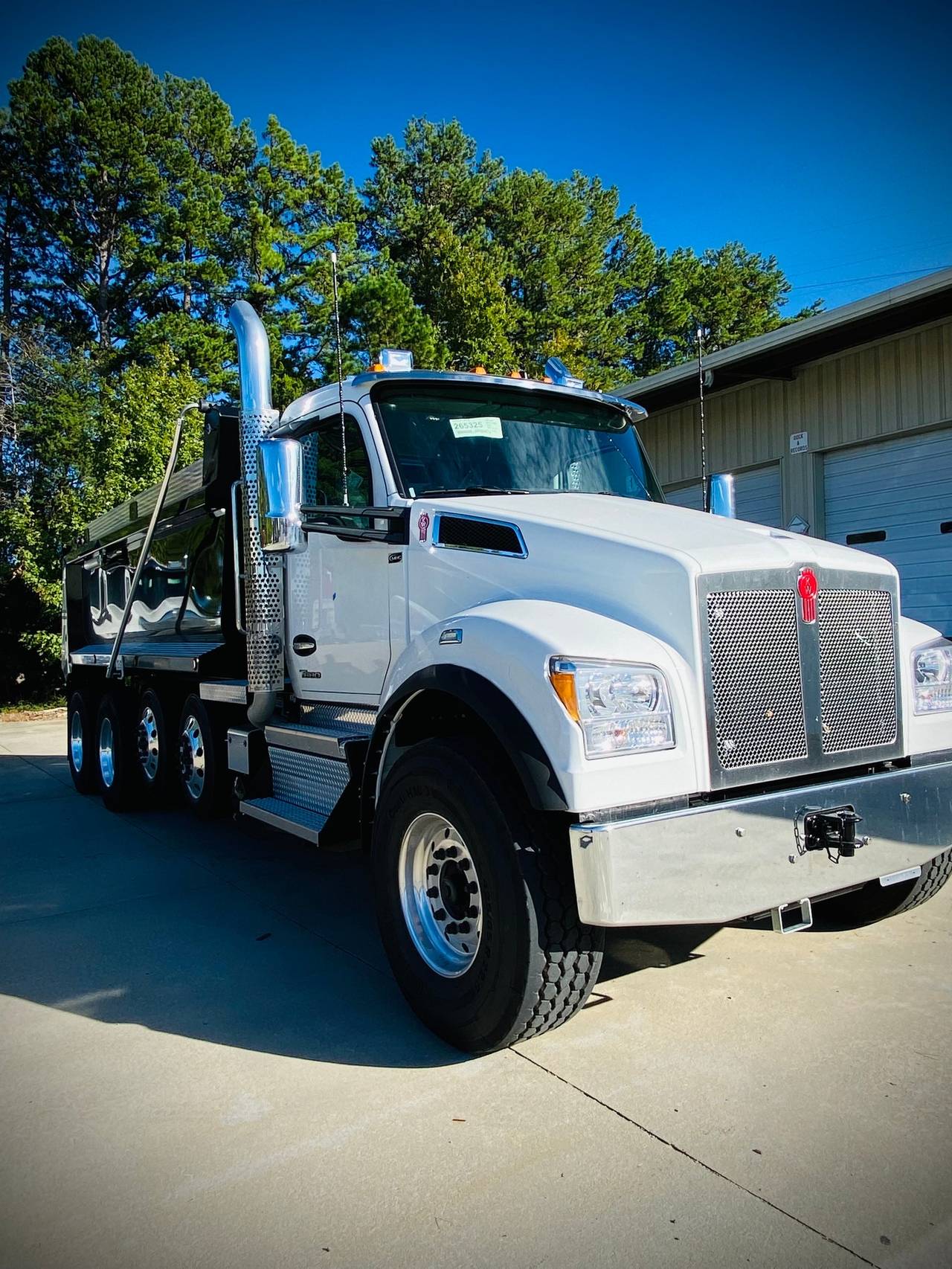 2027 Kenworth T880S Quad Axle Dump Truck, exterior photo 1