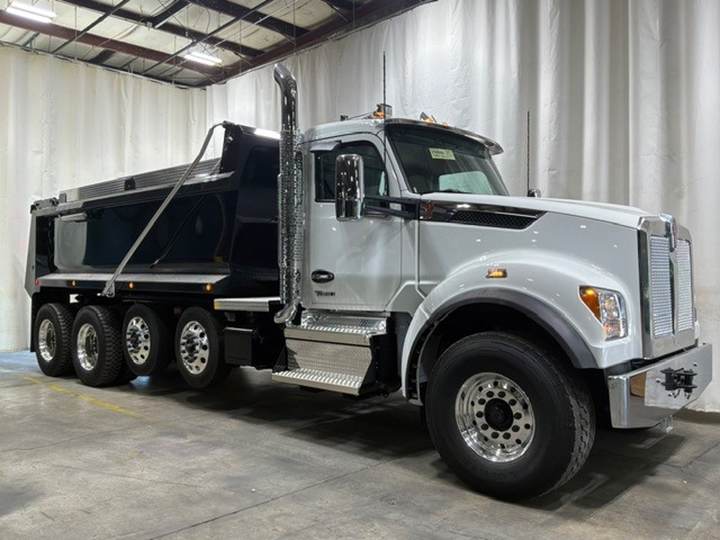 2027 Kenworth T880S Quad Axle Dump Truck, exterior photo 1
