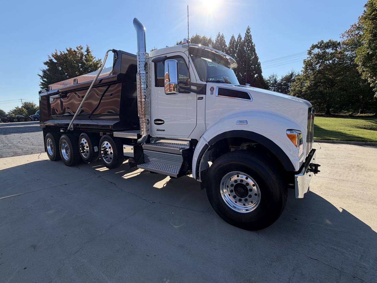 2027 Kenworth T880S Quad Axle Dump Truck, exterior photo 1