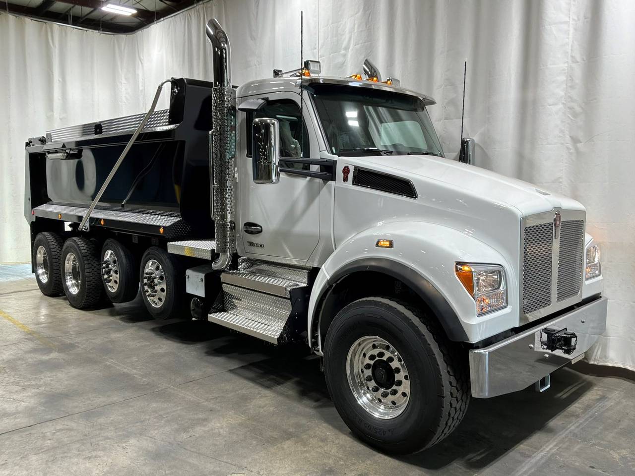 2027 Kenworth T880S Quad Axle Dump Truck, exterior photo 1