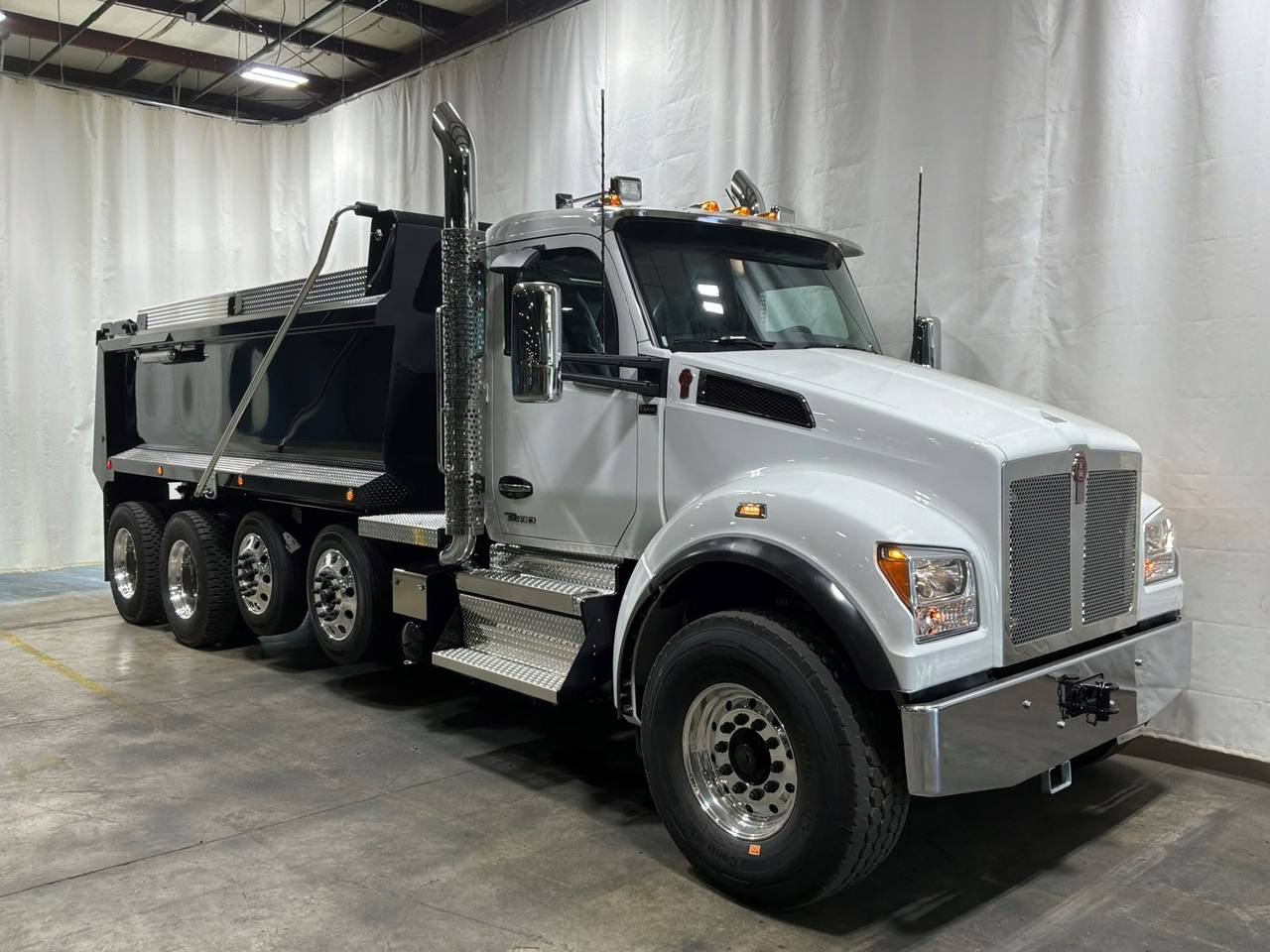 2027 Kenworth T880S Quad Axle Dump Truck, exterior photo 1