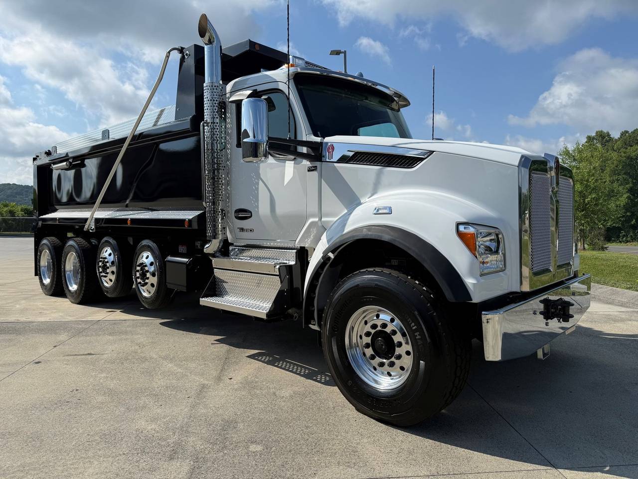 2027 Kenworth T880S Quad Axle Dump Truck, exterior photo 1