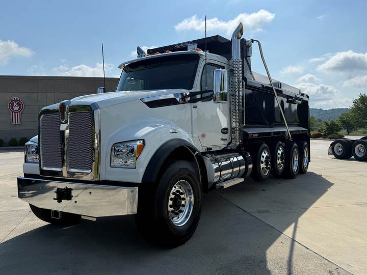 2027 Kenworth T880S Quad Axle Dump Truck, exterior photo 2