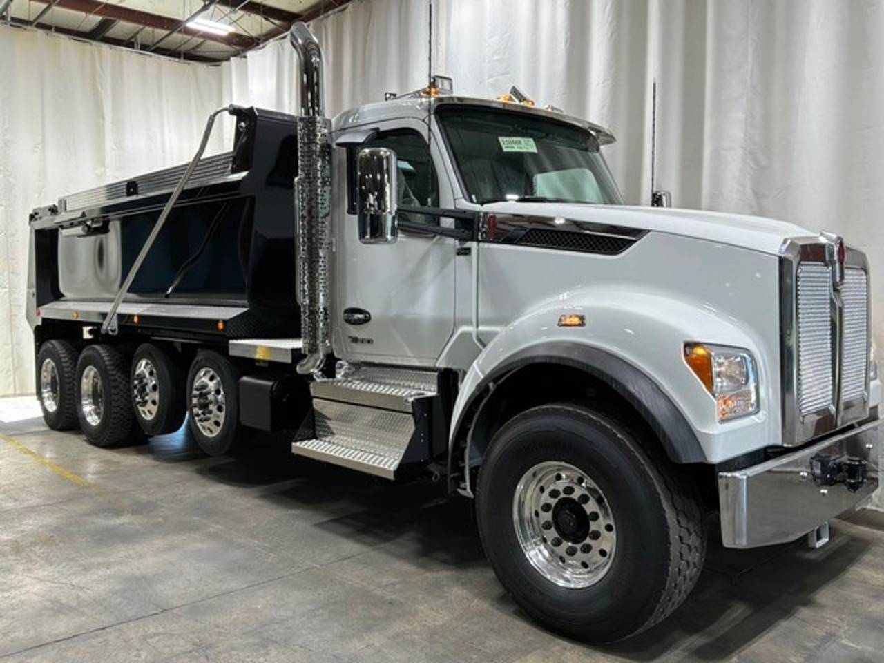 2027 Kenworth T880S Quad Axle Dump Truck, exterior photo 1