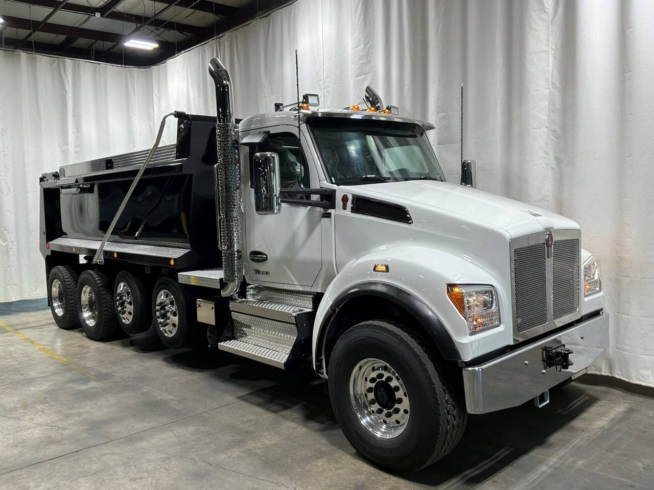2027 Kenworth T880S Quad Axle Dump Truck, exterior photo 1
