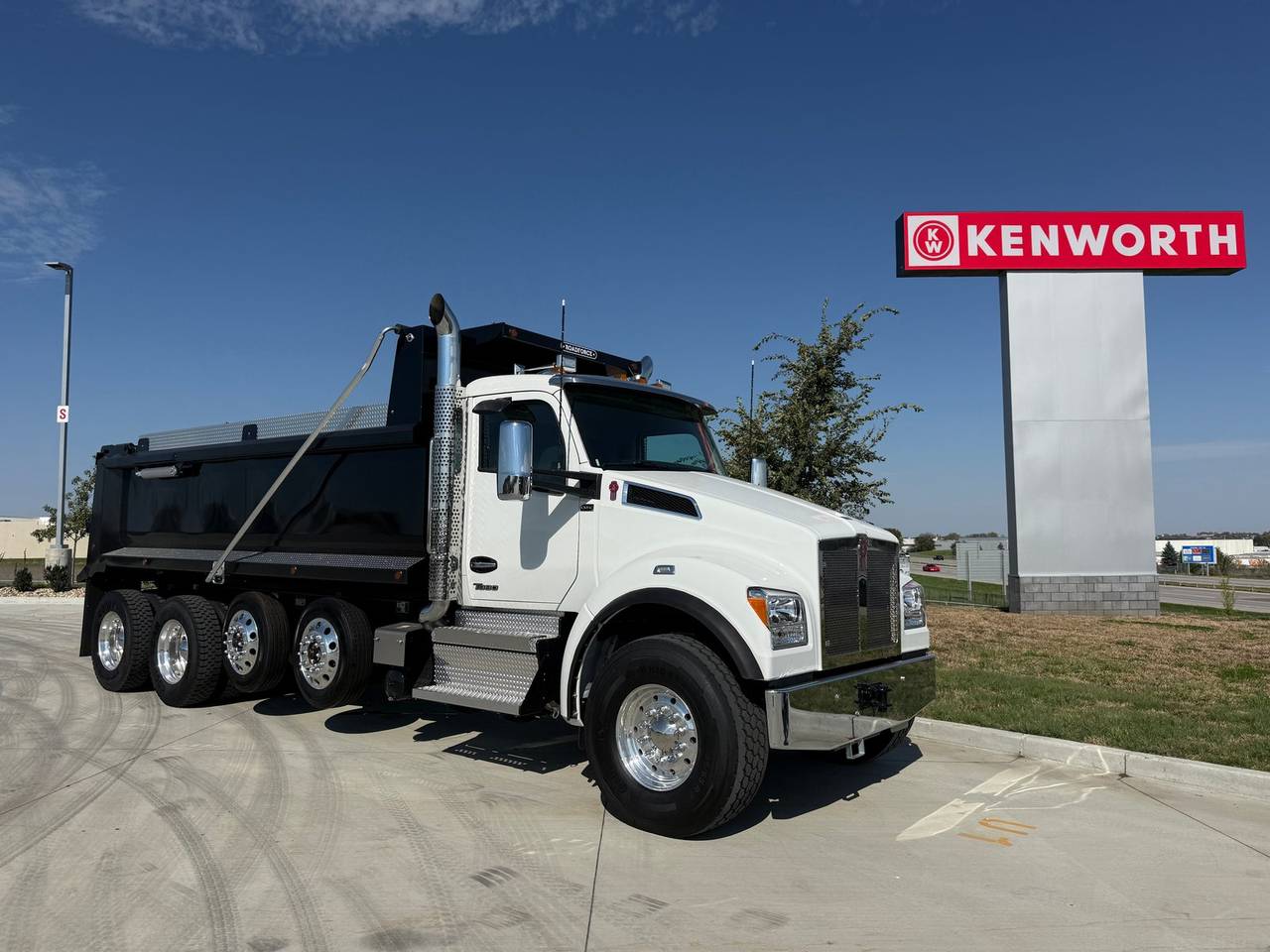 2027 Kenworth T880S Quad Axle Dump Truck, exterior photo 1