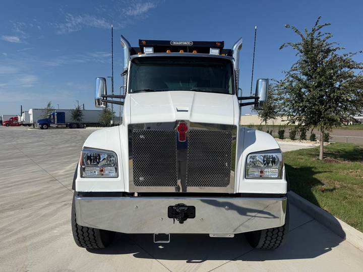 2027 Kenworth T880S Quad Axle Dump Truck, exterior photo 3