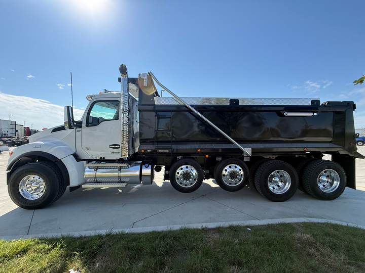 2027 Kenworth T880S Quad Axle Dump Truck, exterior photo 5