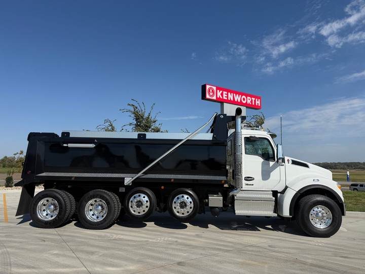 2027 Kenworth T880S Quad Axle Dump Truck, exterior photo 6
