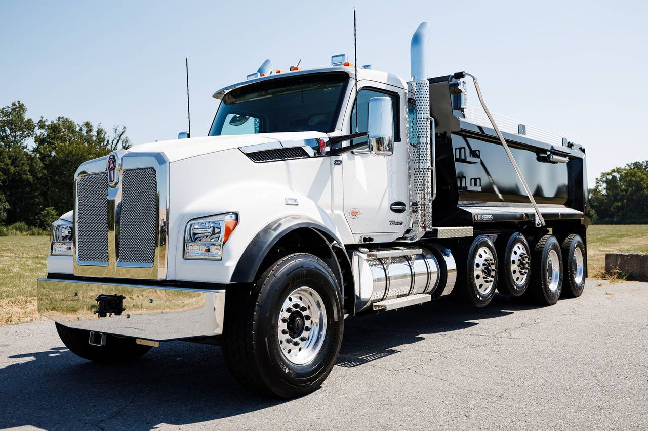 2027 Kenworth T880S Quad Axle Dump Truck, exterior photo 1